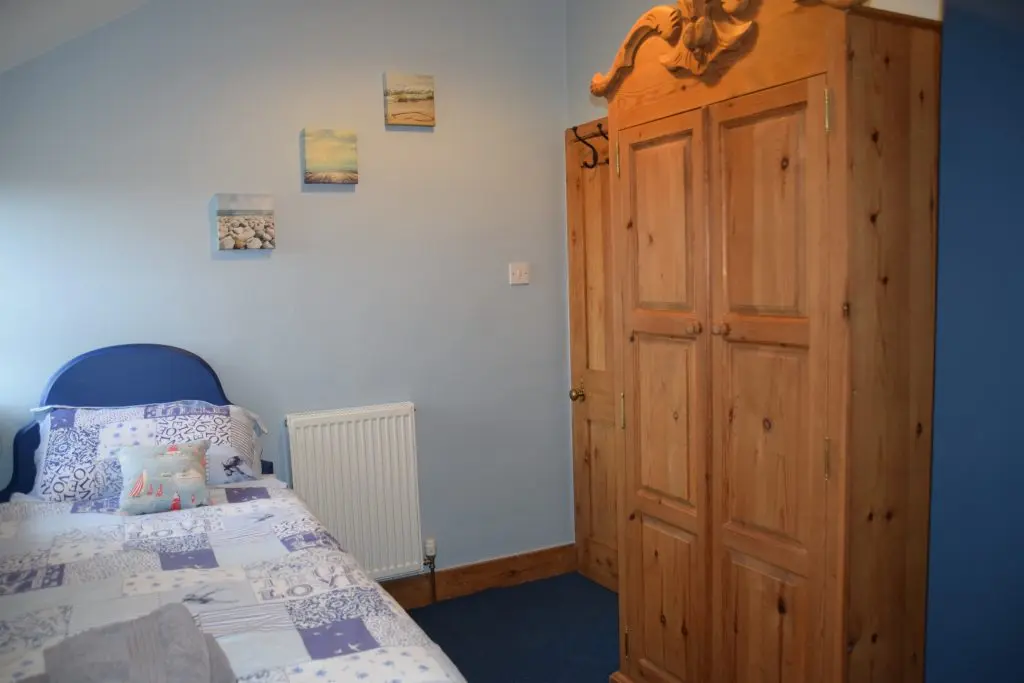 Twin bedroom -1